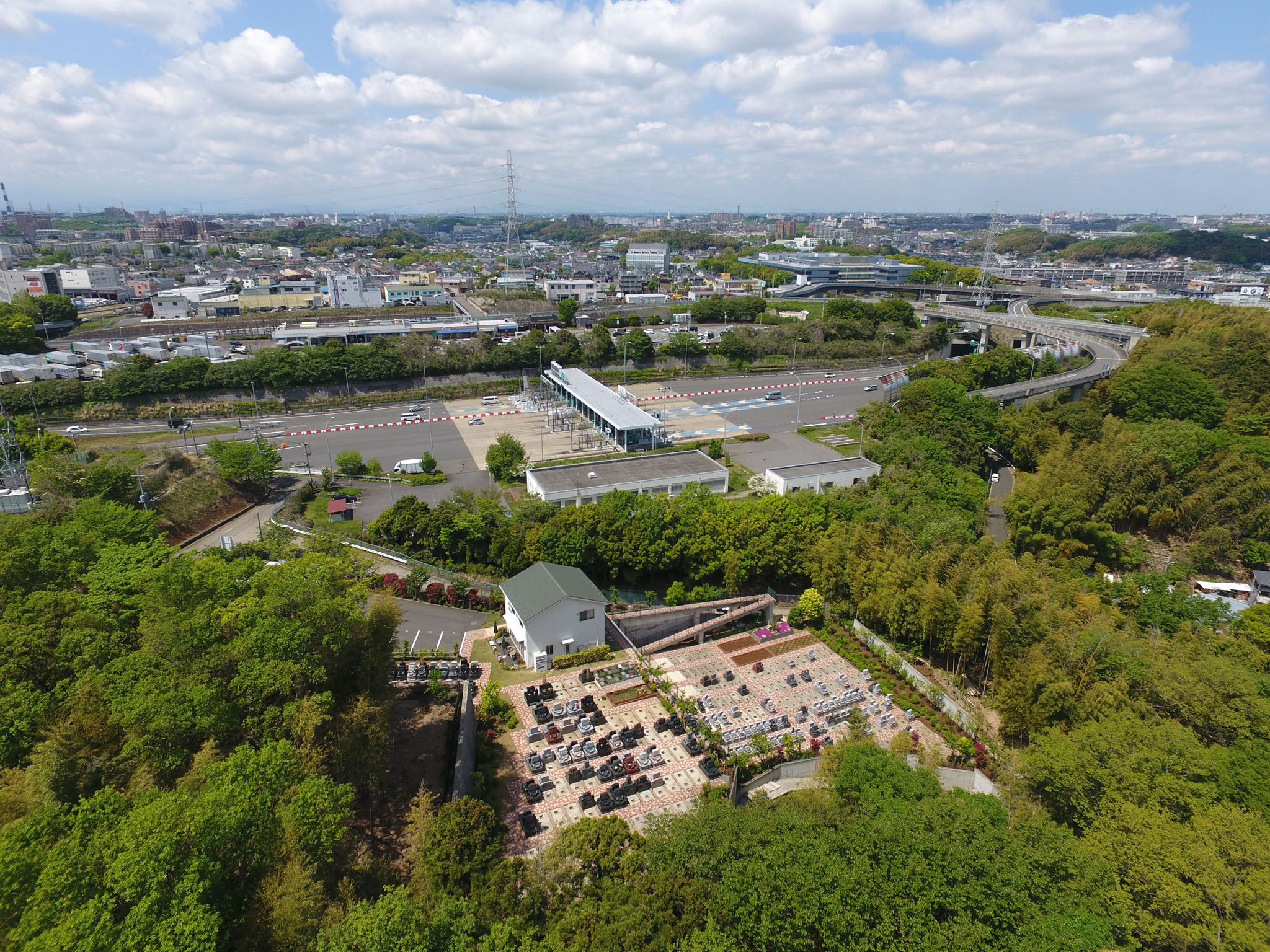 都筑まどか霊園 空撮・都筑ICすぐの好立地